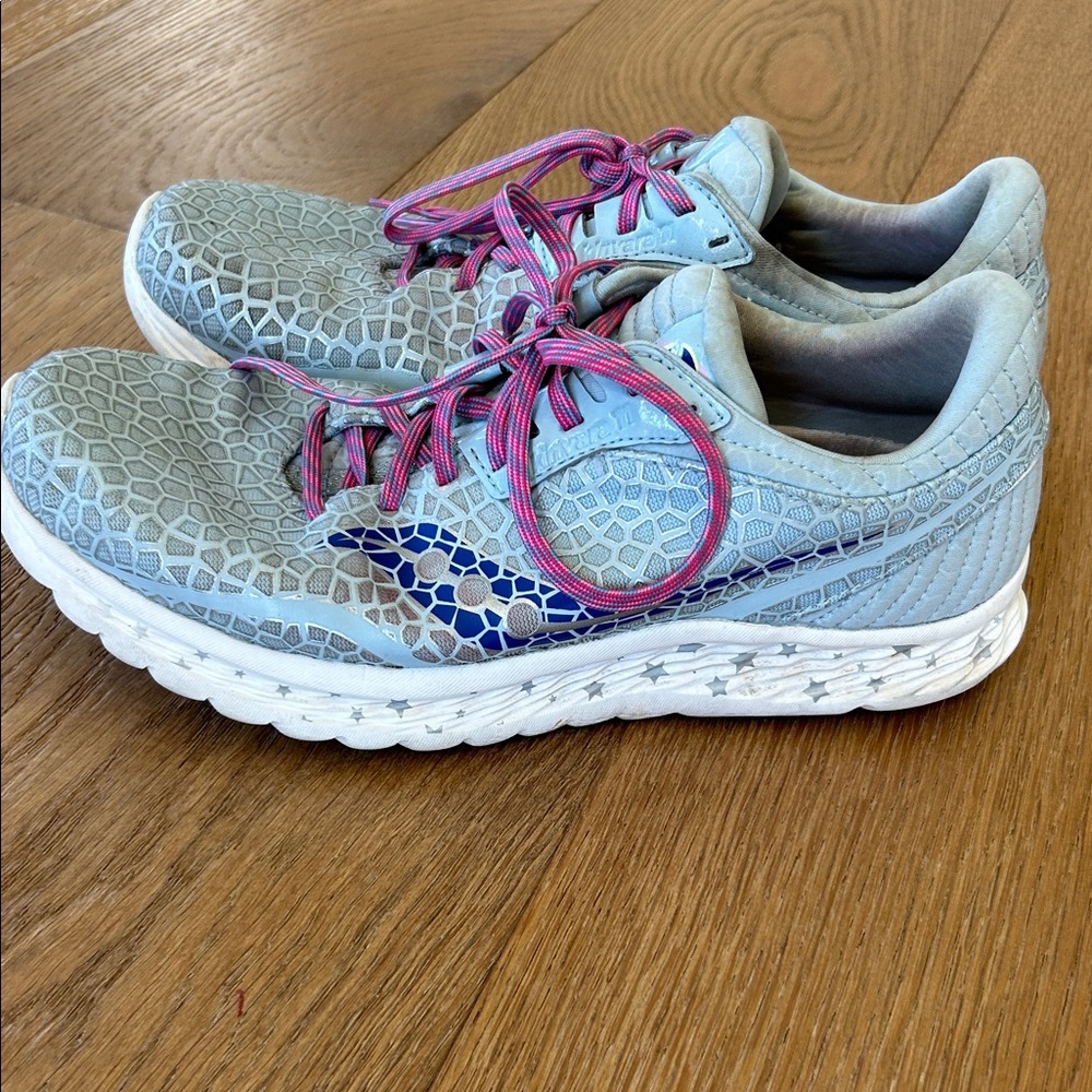 Saucony Women's Light Blue Sneakers with Pink Laces